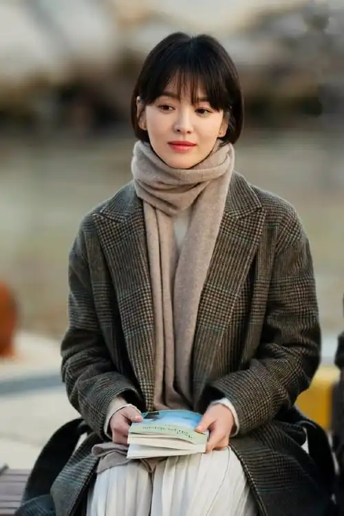 宋慧乔又拍时尚大片短发造型百变戴墨镜酷美38岁高级范十足