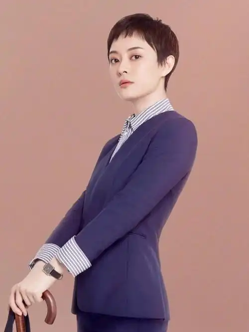 孙俪新剧造型一改"娘娘"风,职业装经典干练,照着穿跟着美