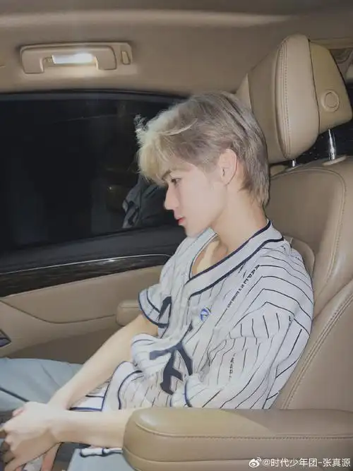 张真源「造夏」音乐分享会造型96花朵白白毛衣的张哥真的好温柔啊!