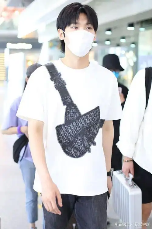 男演员邢昭林穿白色t恤搭运动板鞋现身,对粉丝挥手眉眼超温柔