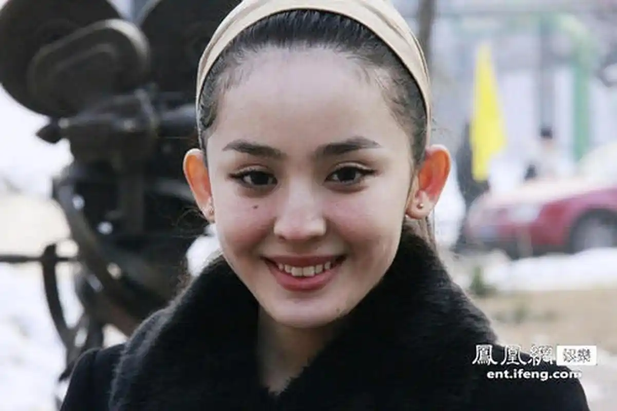 2011年,古力娜扎现身北京电影学院参加艺考,一进学校便引来了不少人的