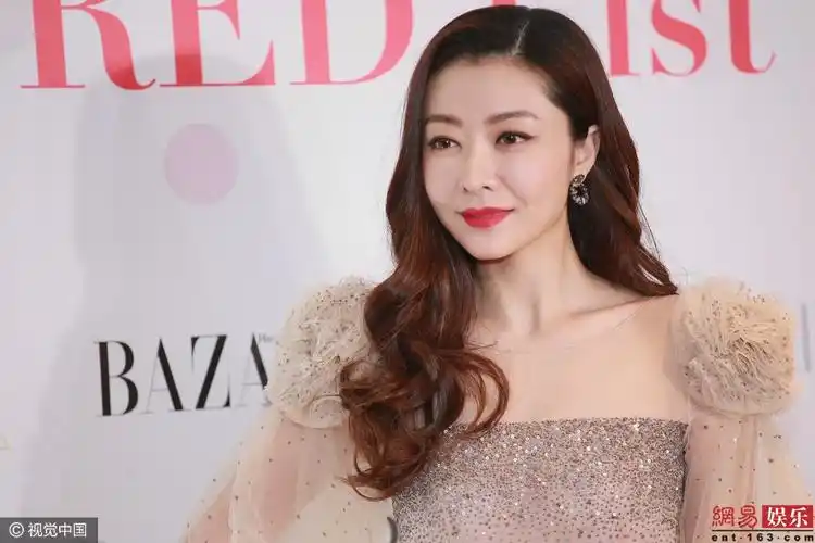 熊黛林lynn薄纱裙亮相 自曝曾向angelababy请教怀孕秘方