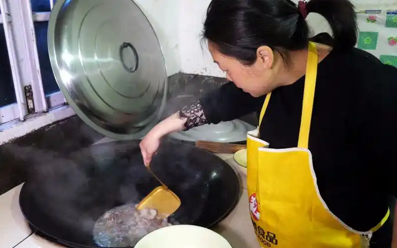 明天就是预产期,农村孕妇挺着大肚子为儿子做一道美食,味道不错