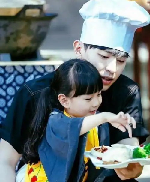 有种"整容"叫邓伦"女儿",年仅7岁的她,大眼睛美出天际