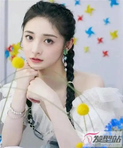 甜美减龄的元气编发 简单易学时尚显脸小_发型站_最新流行发型设计