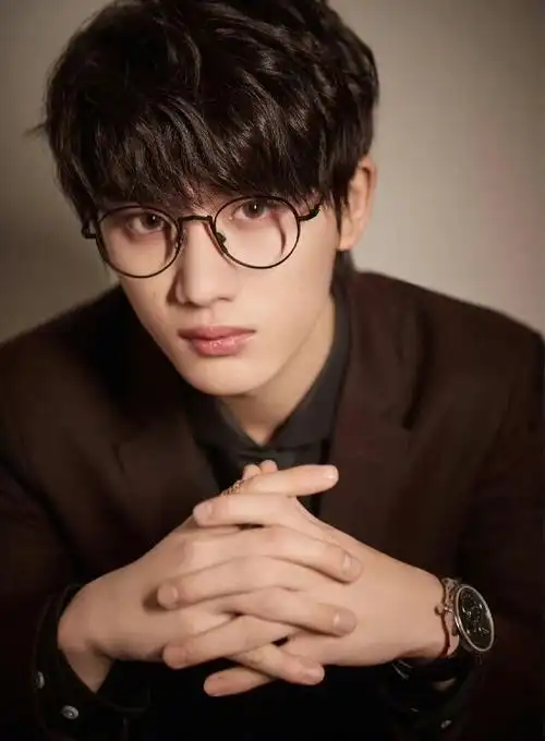 丁程鑫戴眼镜好奶#拜托啊,丁哥带上黑框眼镜真的好奶,笑起来好治愈