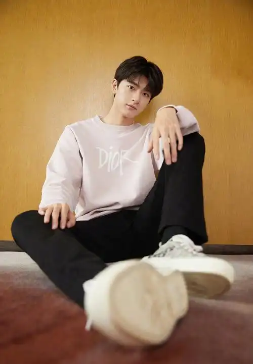 简介:林一清新帅气写真图片,分享一组林一图片给大家,图中的明星图片