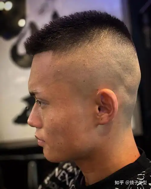 寸头是一种超短的男士发型,两侧和后区一般都会选择直接推上去,超短的
