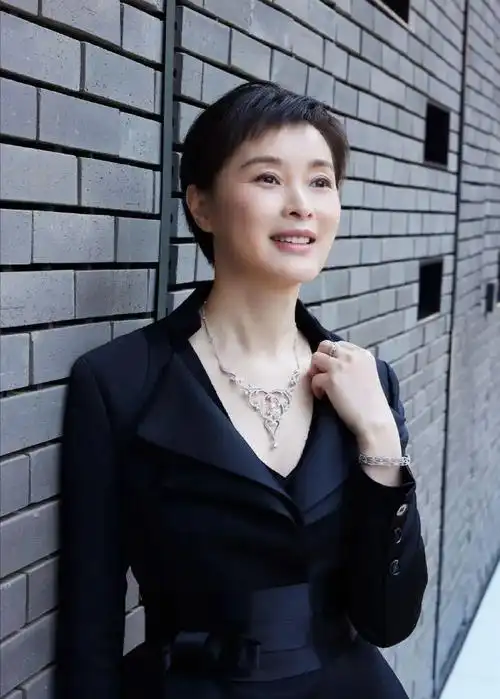 和陈建斌分手后的51岁吴越近日惊艳亮相单身生活如此美丽动人