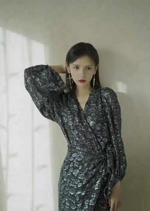 不愧是王思聪最美前任,甜美写真照意境十足,身材高挑又婀娜_张予曦