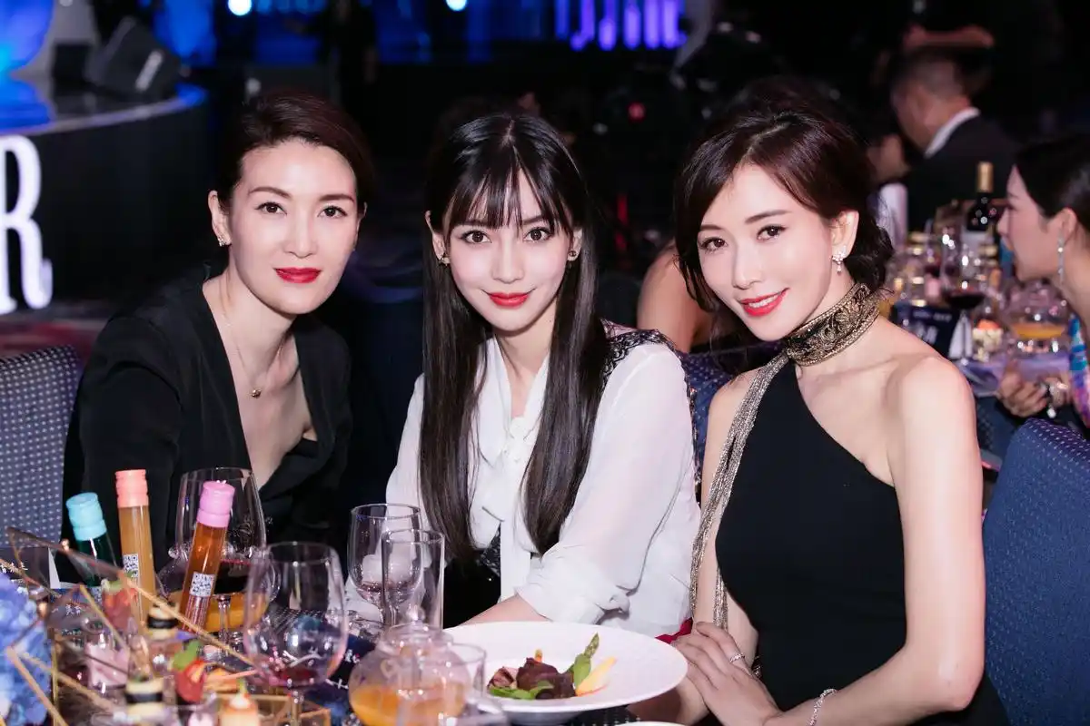 angelababy芭莎明星慈善夜,白色衬衣搭配红色格子短裙亮相芭莎明星