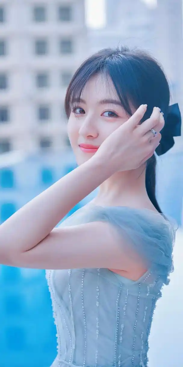 李兰迪蓝色一字肩流苏长裙造型壁纸写真