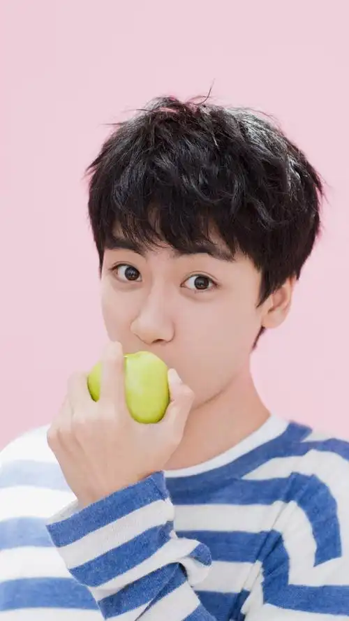 阳光小鲜肉边程时尚写真