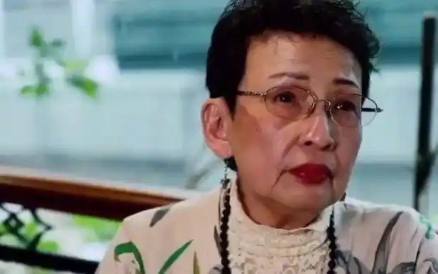 资深港剧女配角波姐曾顺路坐古天乐新车18年后重逢有需要发短信