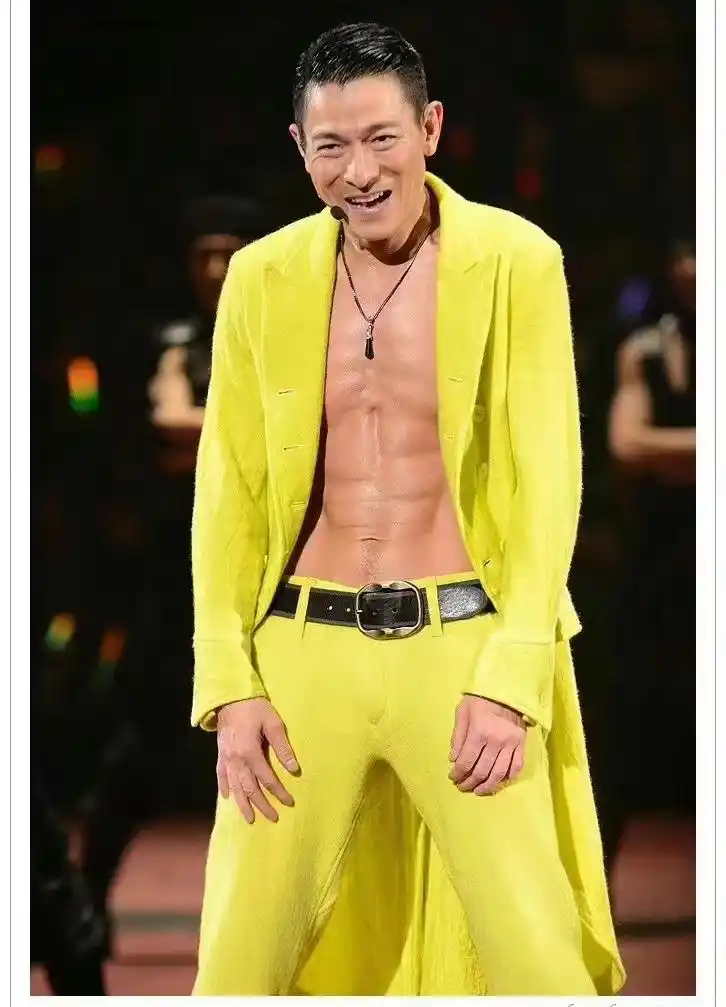 61岁刘德华,体重67公斤,8块腹肌,他如何保持?