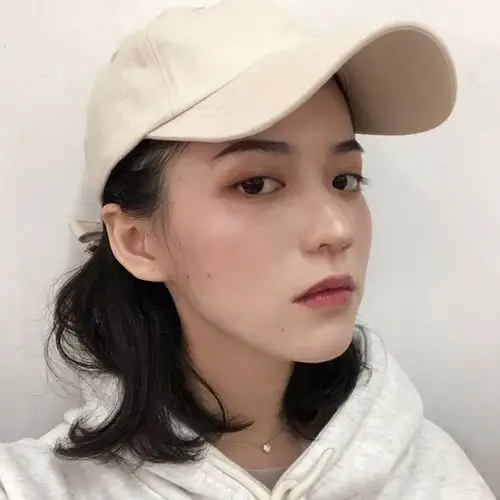 棒球帽卫衣女汉子