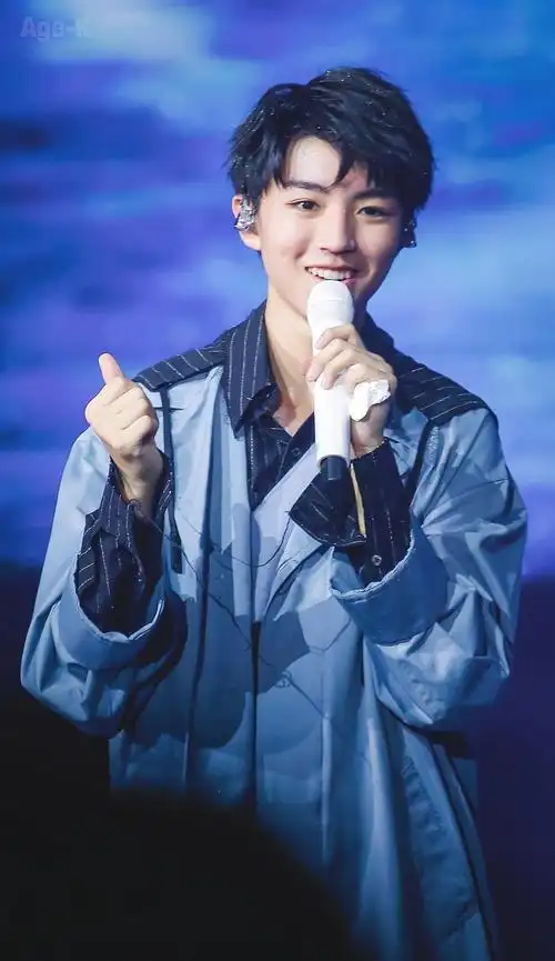 240208 蓝莓蛋糕日,追光少年王俊凯的温暖庆生会!