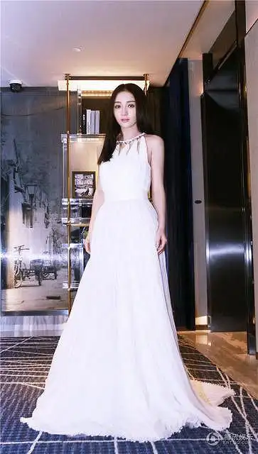 近日姚笛一袭白色礼服优雅亮相嘉人年度时尚盛典红毯,修身不失大气