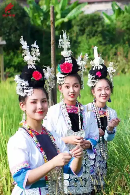 她们穿着侗族传统服饰出镜.受访者供图