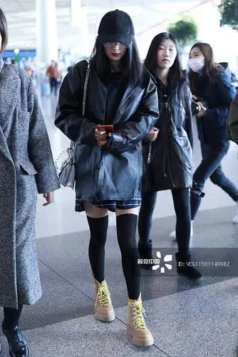 杨幂街拍:balenciaga黑色皮夹克搭fendi kan i金属色链条包 黑丝袜off