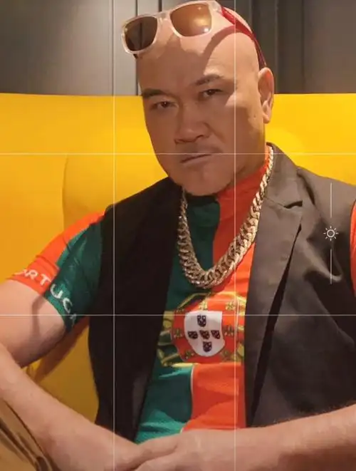 tvb戏骨郑恕峰定居内地,戴破帽吃路边小馆,曾被辞退靠商演为生