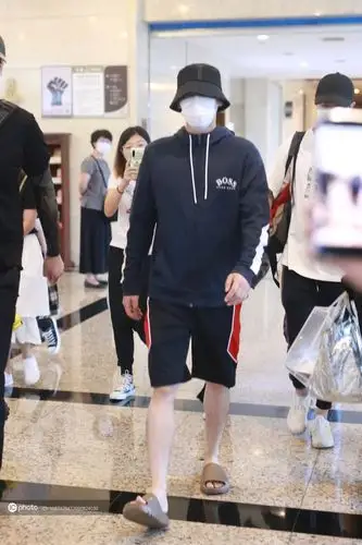 李易峰穿拖鞋现身随性洒脱小腿肌肉精健皮肤白皙到反光