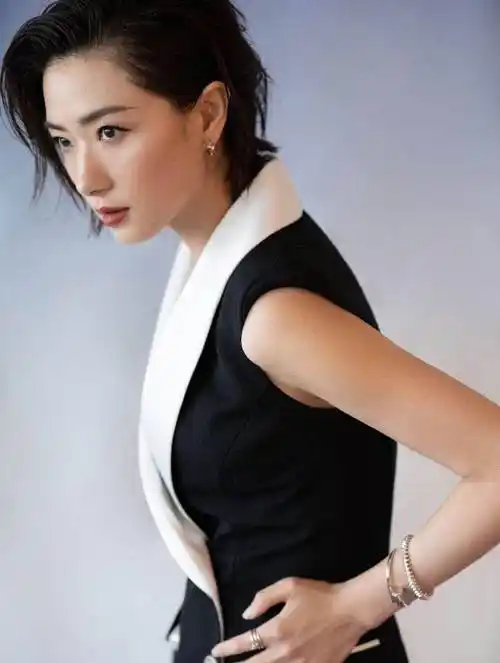 万茜不愧姐姐"团宠"!西装短发攻气十足,又酷又美谁不爱?