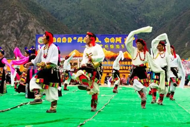 谐!德钦县阿东村:弦子歌舞大放光彩,民族团结再谱新篇