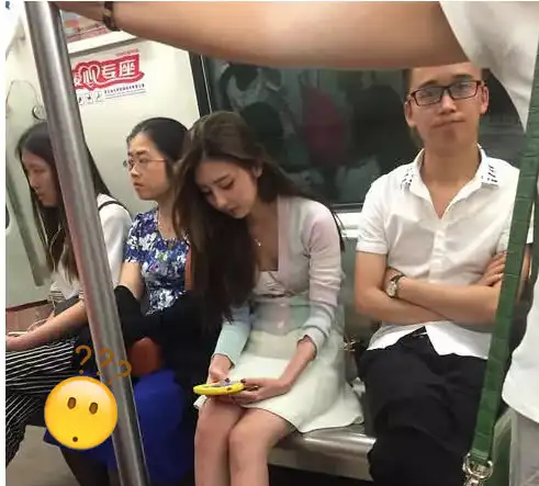 与王思聪分手后豆得儿现身地铁旁边男子表情成亮点