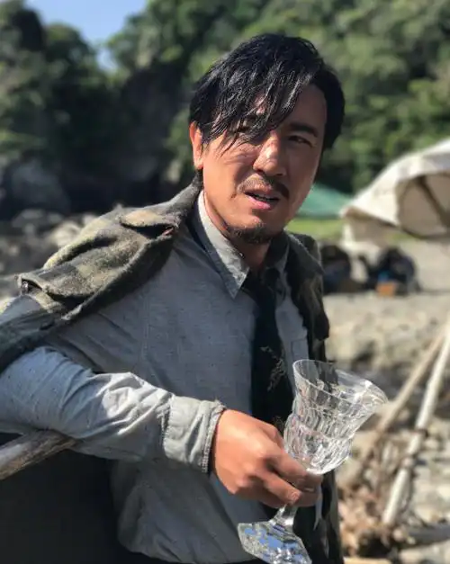 回顾演员于和伟我这辈子最正确的决定就是娶了一个平凡的妻子