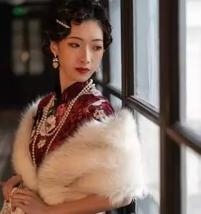 珍珠项链配旗袍