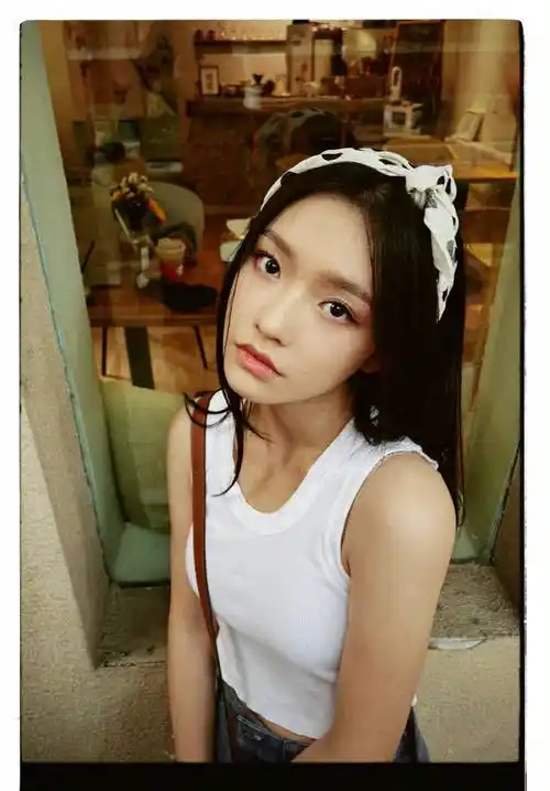 林允身穿吊带背心大秀香肩小蛮腰!