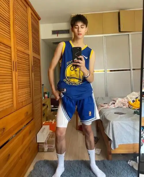 青春范十足的稚嫩小哥哥,183cm身高大长腿,爱自拍有型更显酷!