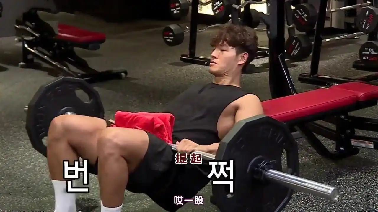 原创用金钟国腹肌搓衣服搓衣板腹肌不是白叫的