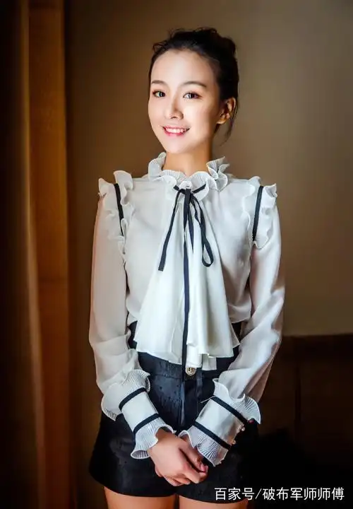 90后女演员,拥有标准瓜子脸,宽额头,薄薄的嘴唇,长相十分清纯