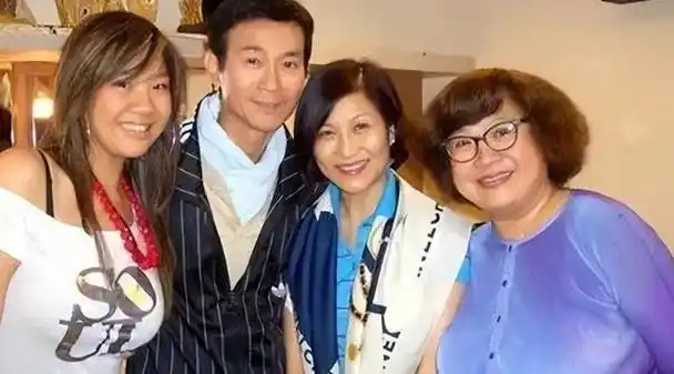 这一次郑少秋作为父亲的失职在女儿郑欣宜身上表现得淋漓尽致