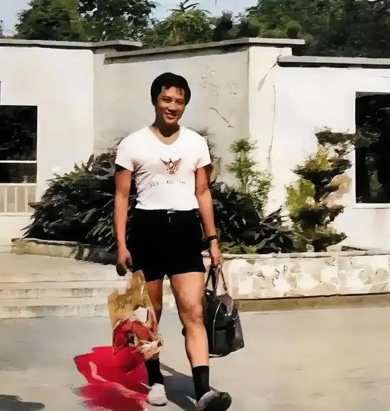 1978年,唐僧的扮演者迟重瑞在兵营大门口留下的照片.