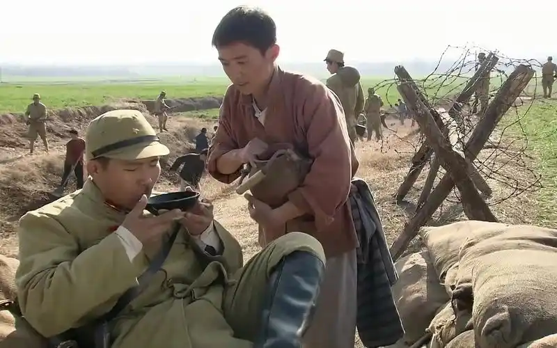 铁道游击队:小坡被抓当苦力,下秒火车来,直接钻上火车逃跑