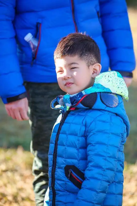 最萌街拍!沙溢与儿子萌娃颜值超高