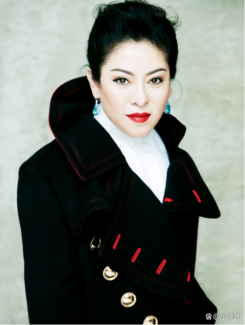 陈岚在社交平台晒出自己年轻时候的照片引起热议,与我们影像中白白