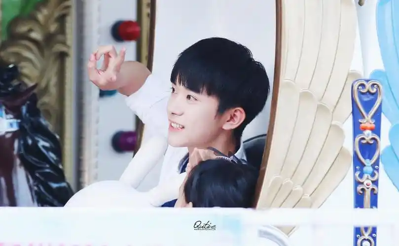 有没有干净一点的好看的男孩子的壁纸或者是笑起来很好看的男孩的壁纸