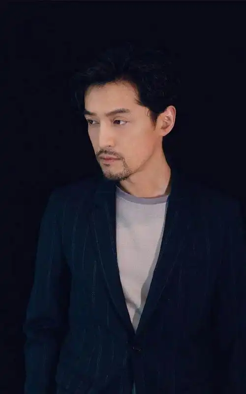 最帅大叔胡歌,网友:被气质征服了!你喜欢他吗?