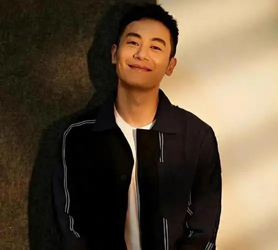 朱亚文曾一度被戏称为娱乐圈的"行走的荷尔蒙".