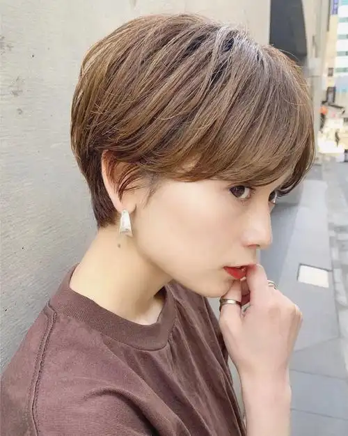 哪位大神能来一张两侧长耳部短后边长的发型图片?感谢
