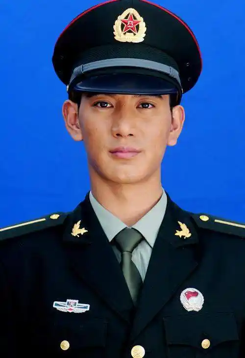 48位男明星军装照:易烊千玺鹿晗李现肖战王一博陈伟霆谁更帅?