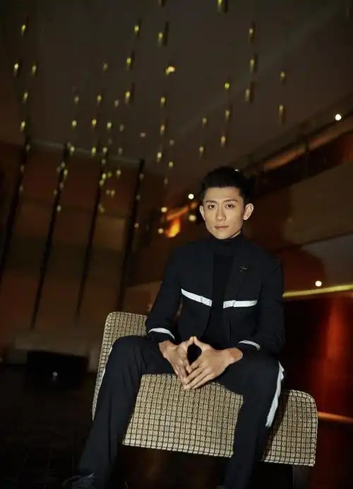 古灵精怪的张一山,身穿修身的小西装,显高又有范