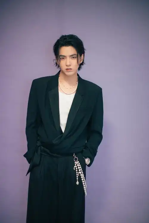 组图:真的瘦了!吴亦凡晒近照 下巴尖尖重回小v脸减肥见成效