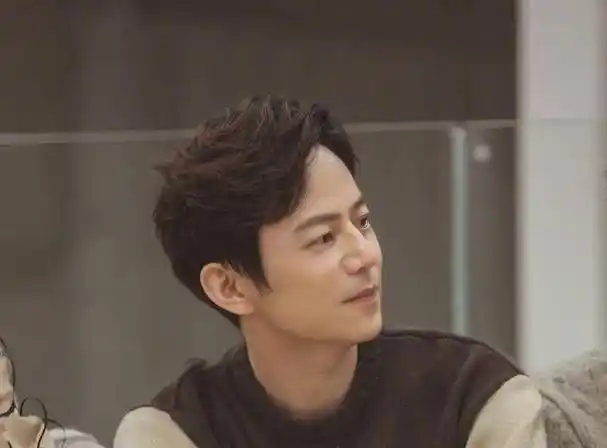 何炅30岁头次演戏衣服一脱导演如获至宝这身材一看就没发育