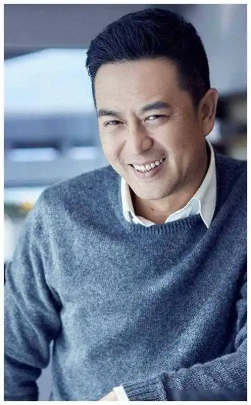 张嘉译娶身家24亿的王海燕,前妻称其软饭男,现享幸福生活.