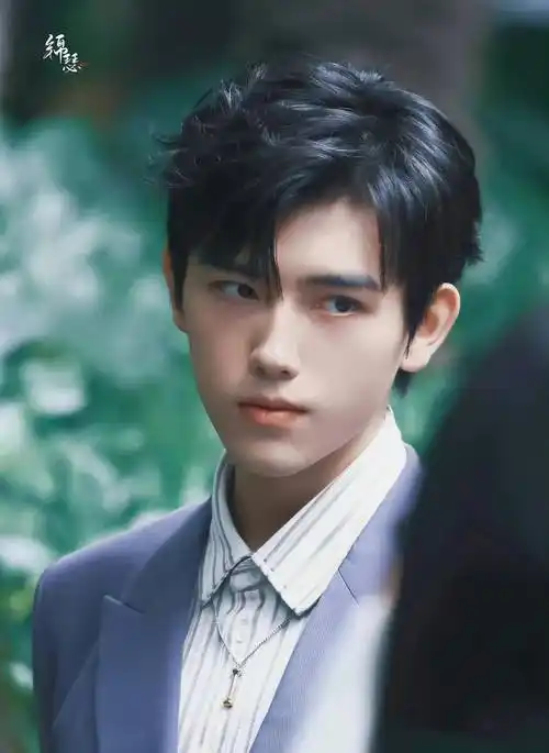 陈飞宇站姐脱粉放出很多生图说脸在江山在 但是精修后2.0和1.0好像